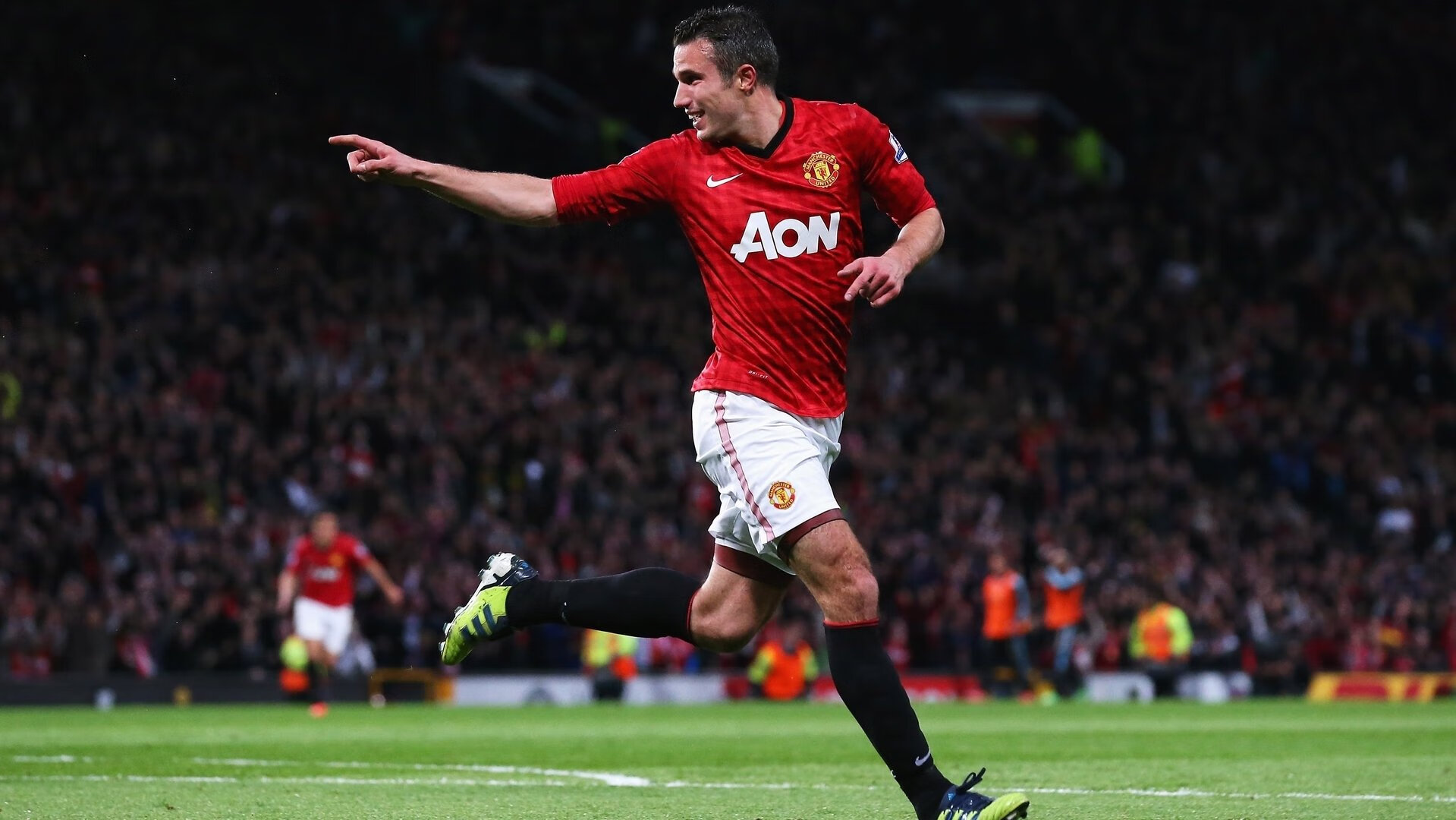 欧冠决赛之夜，伦纳德成为全场焦点，当篮球巨星闪耀绿茵场