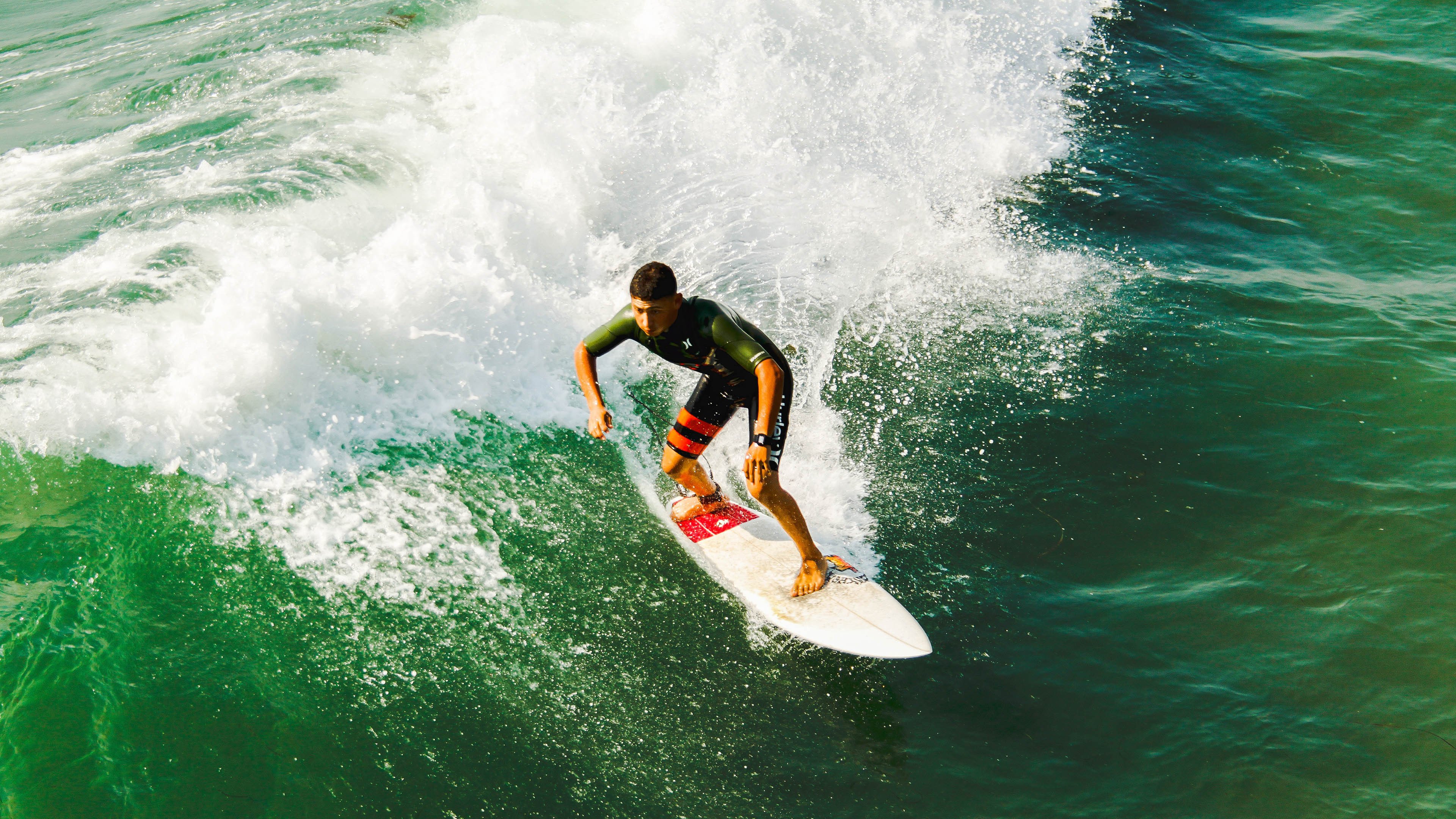 杜兰特里程碑之夜，雄鹿掀翻绿军，一场定义赛季的战役